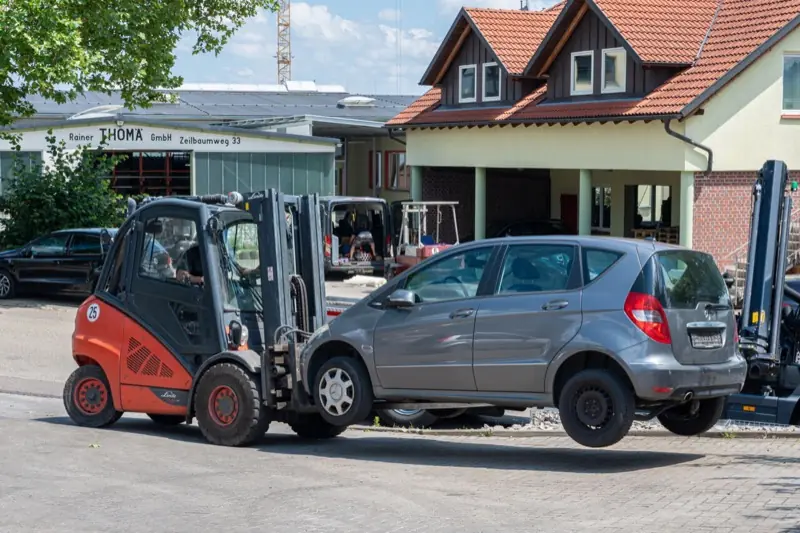 Abschleppfahrzeug beim Abholen eines Altfahrzeugs