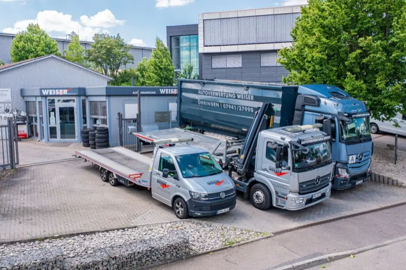 Fahrzeugtransporter beim Verladen eines Unfallwagens