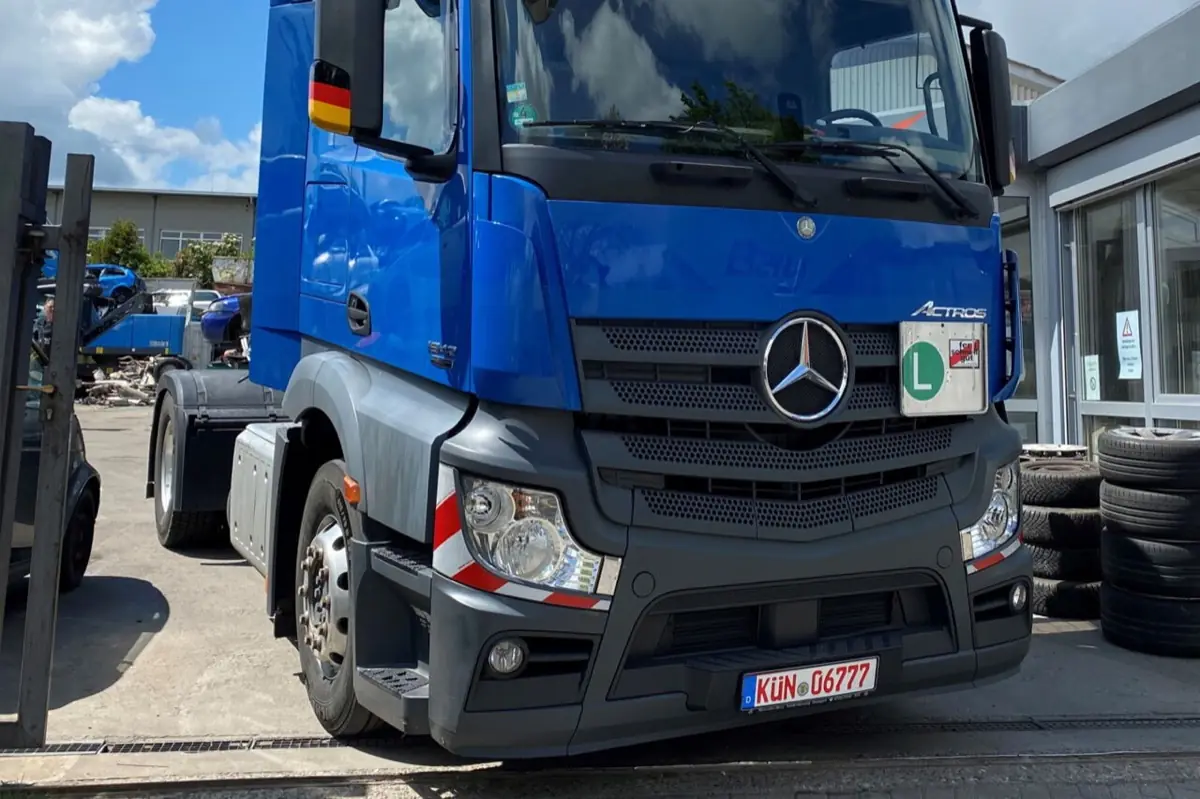 Nutzfahrzeug auf dem Betriebshof der Autoverwertung Weiser