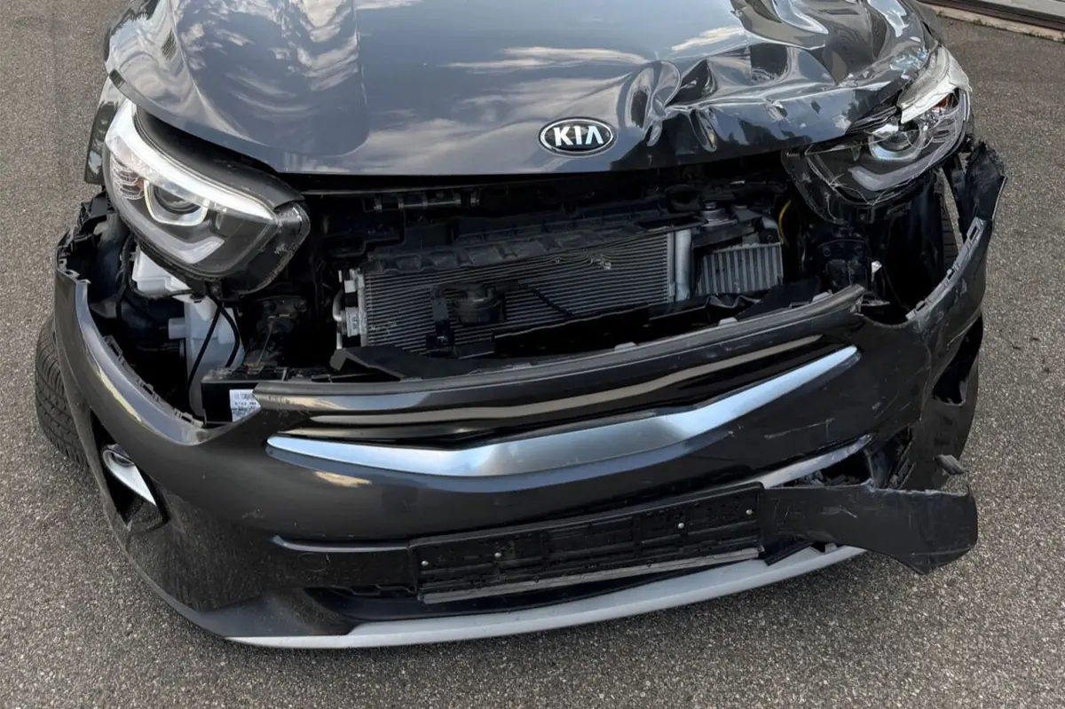 Unfallfahrzeug auf dem Betriebshof der Autoverwertung Weiser