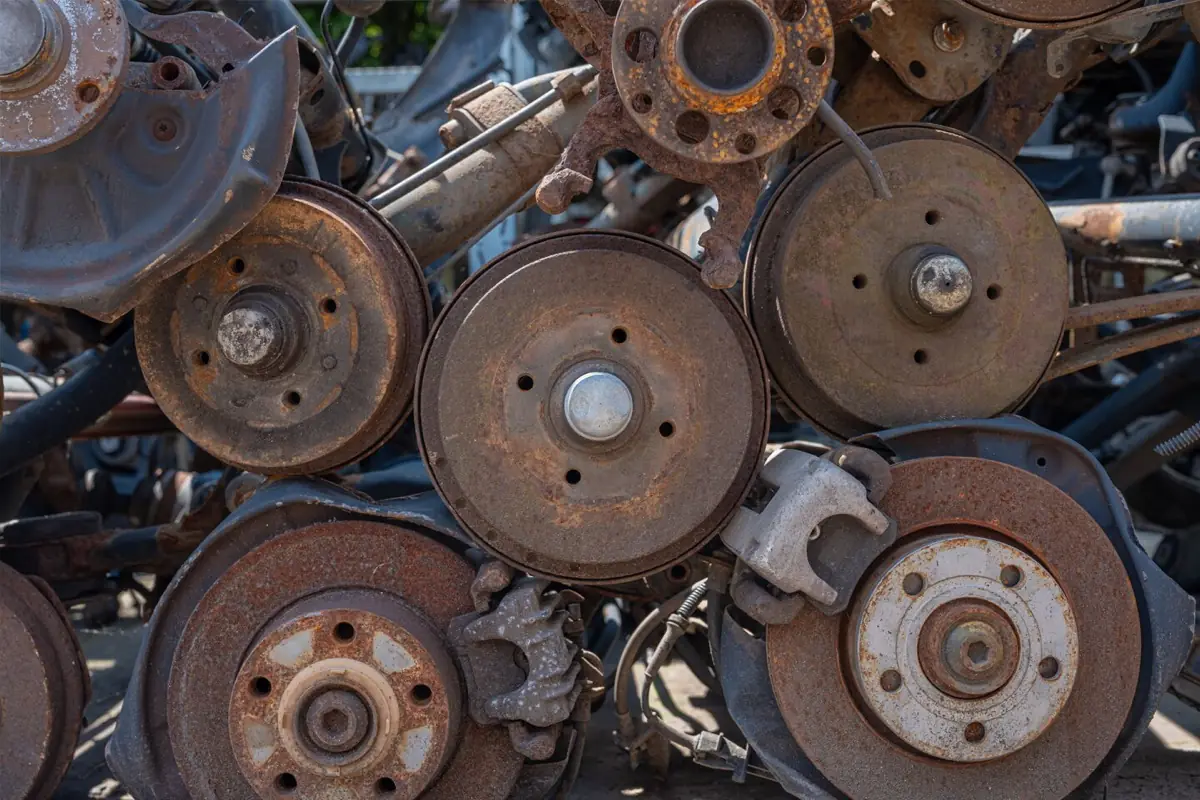 Mitarbeiter der Autoverwertung Weiser bei der Arbeit auf dem Betriebsgelände