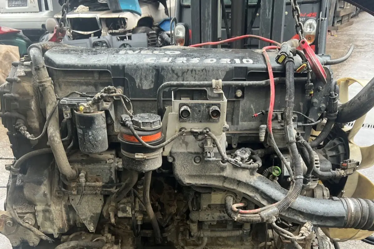Lkw-Ersatzteile im Lager der Autoverwertung Weiser