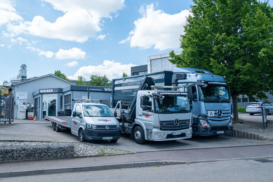 Betriebshof der Autoverwertung Weiser mit Fahrzeugen und Büro