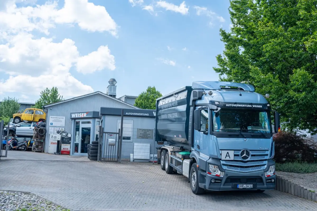 Fahrzeugtransporter des Betriebs beim Verladen